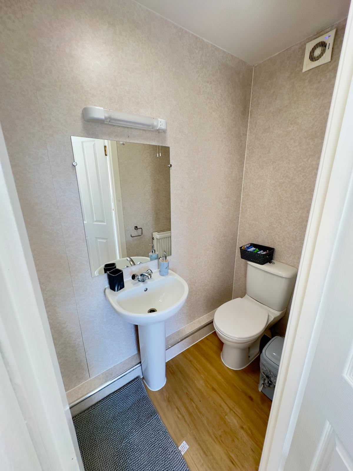 HILLVIEW HOUSE — photo 6