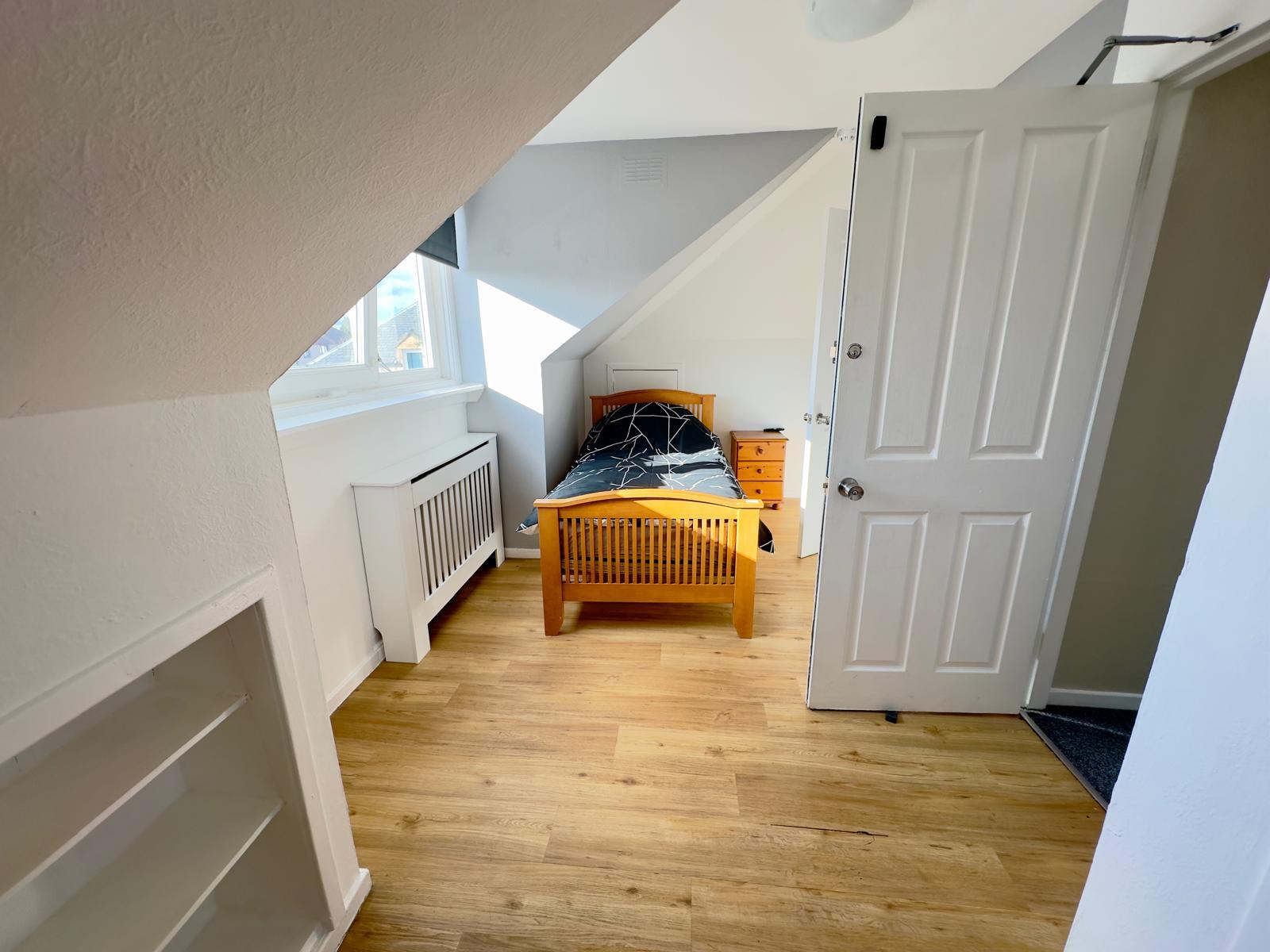 HILLVIEW HOUSE — photo 8